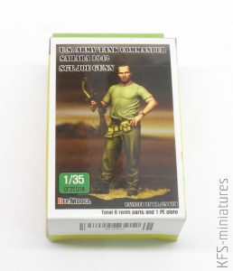 1/35 U.S. Tank Commander in desert w/base - Def.Model